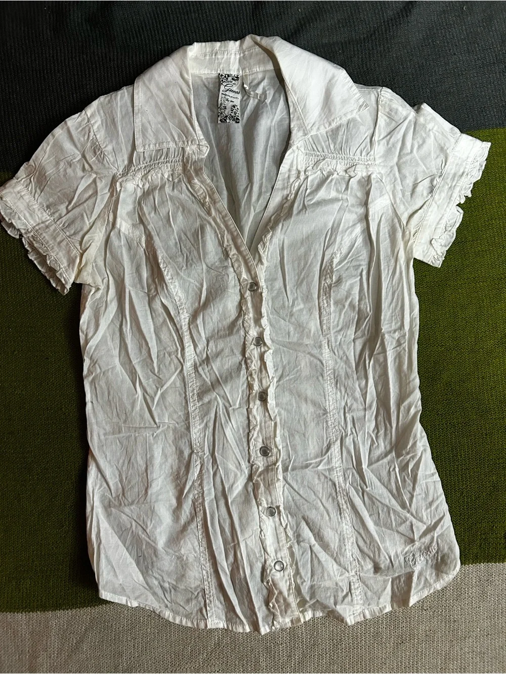 Vintage Guess Y2K White Short-Sleeve Ruffle Trim Button-Down Shirt SZ XS - Picture 2 of 9
